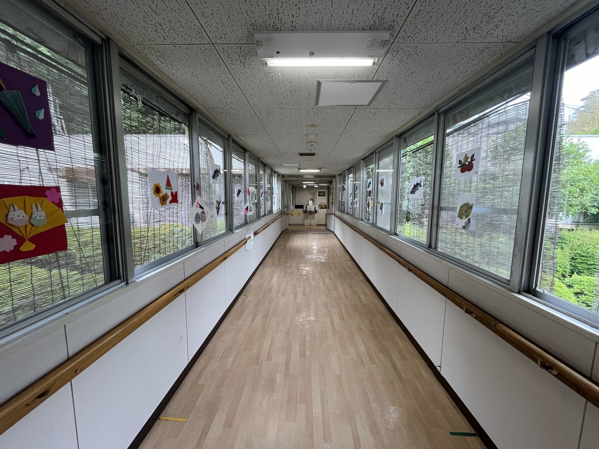 明るい廊下の風景