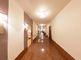 明るく広々とした廊下