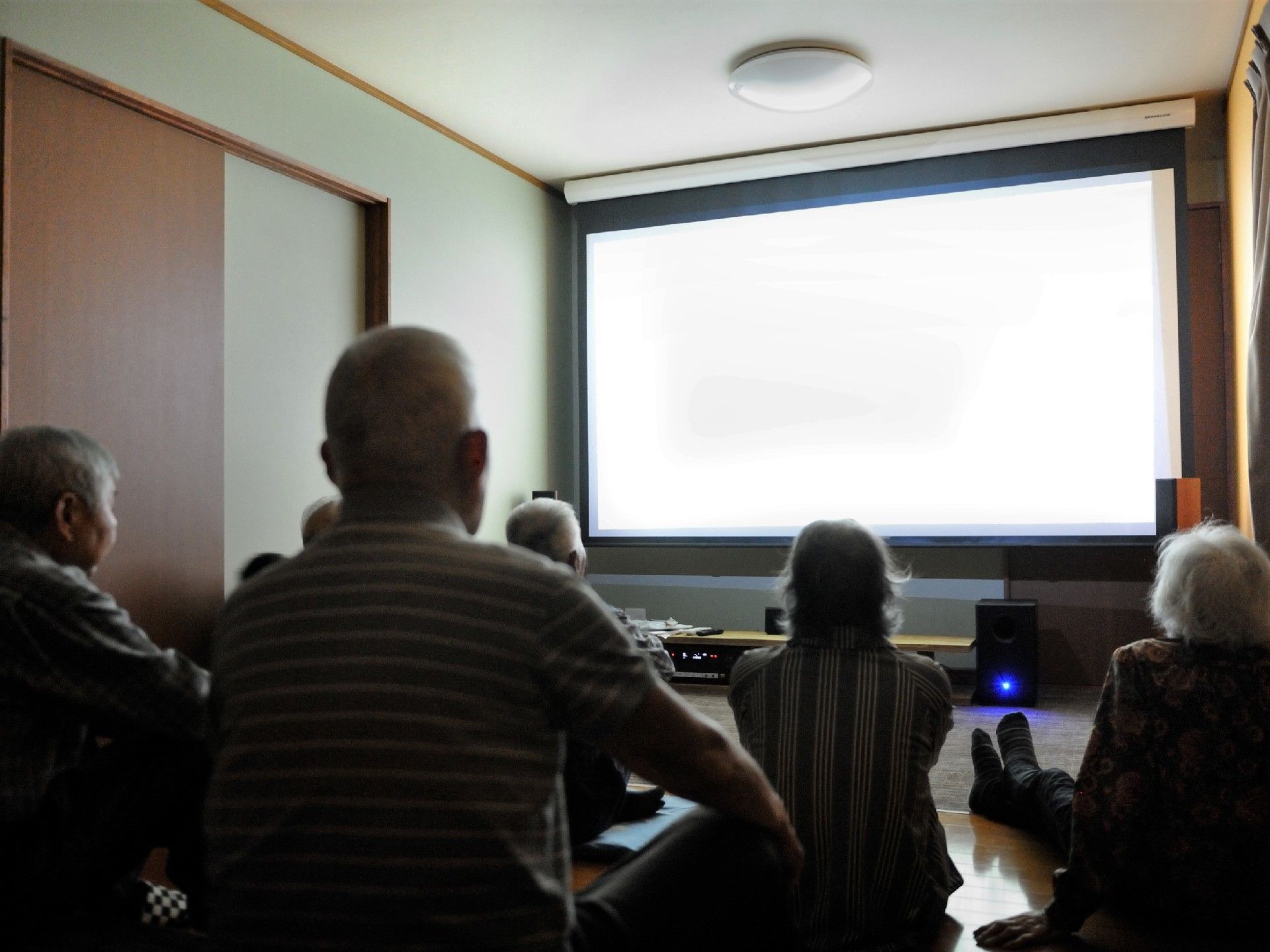 シアタールームで映画を見ている高齢者の様子。施設で行われているイベントの一場面