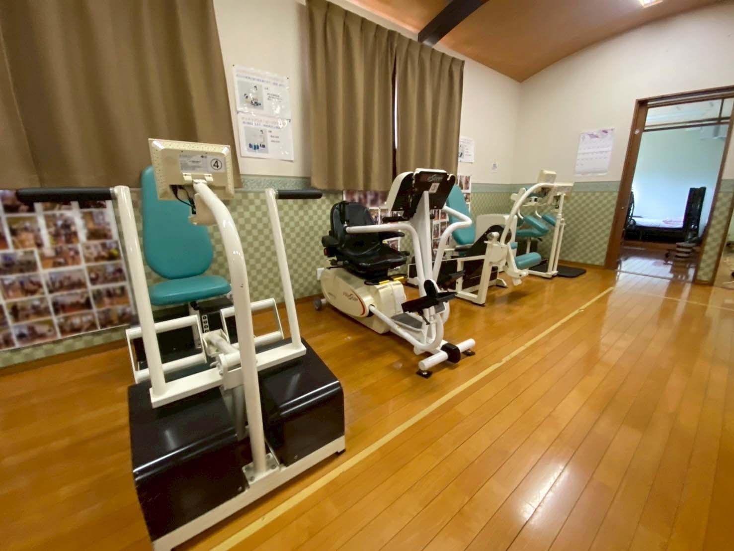 運動器具が並ぶ部屋