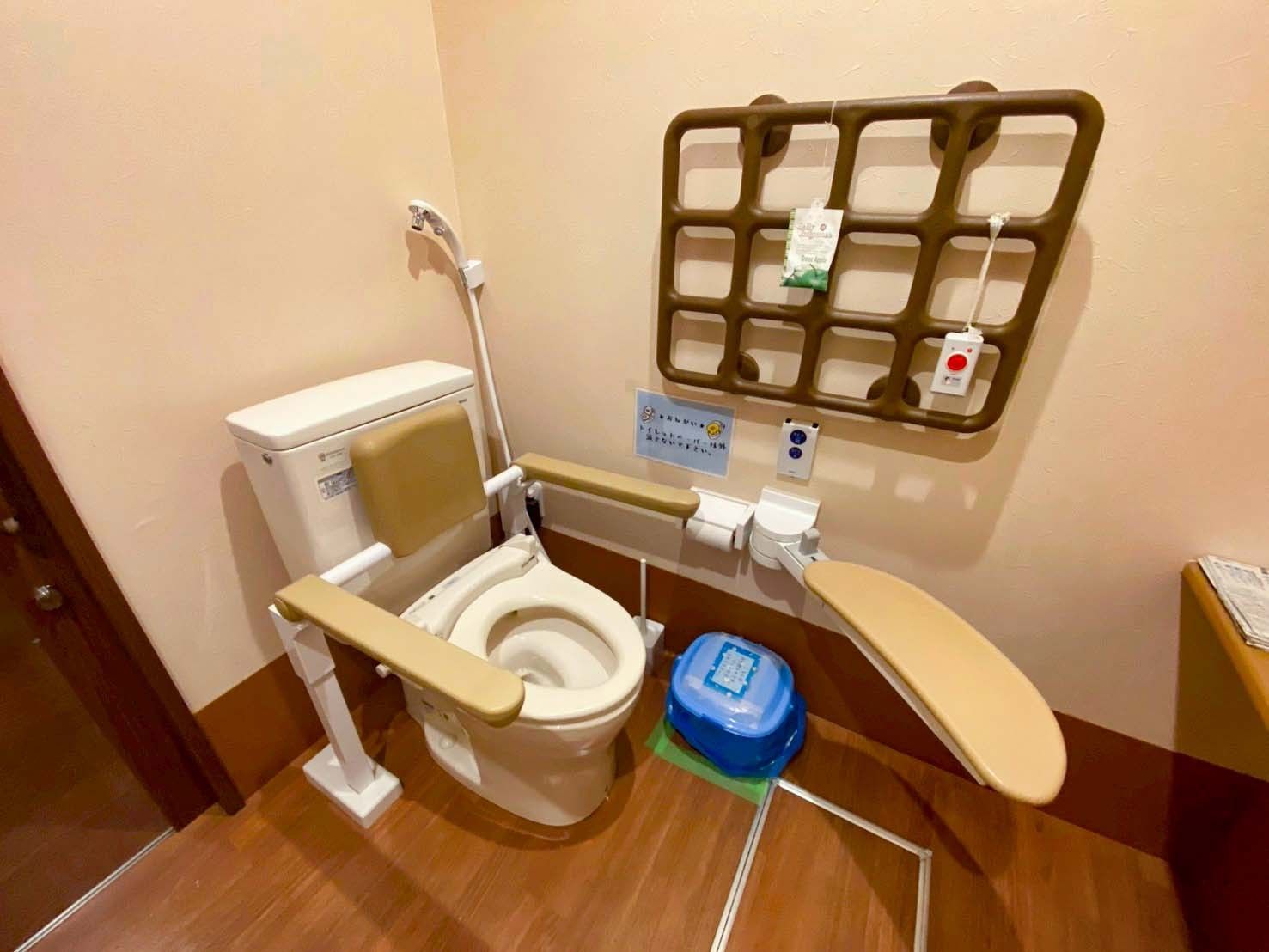 手すり付きのトイレ
