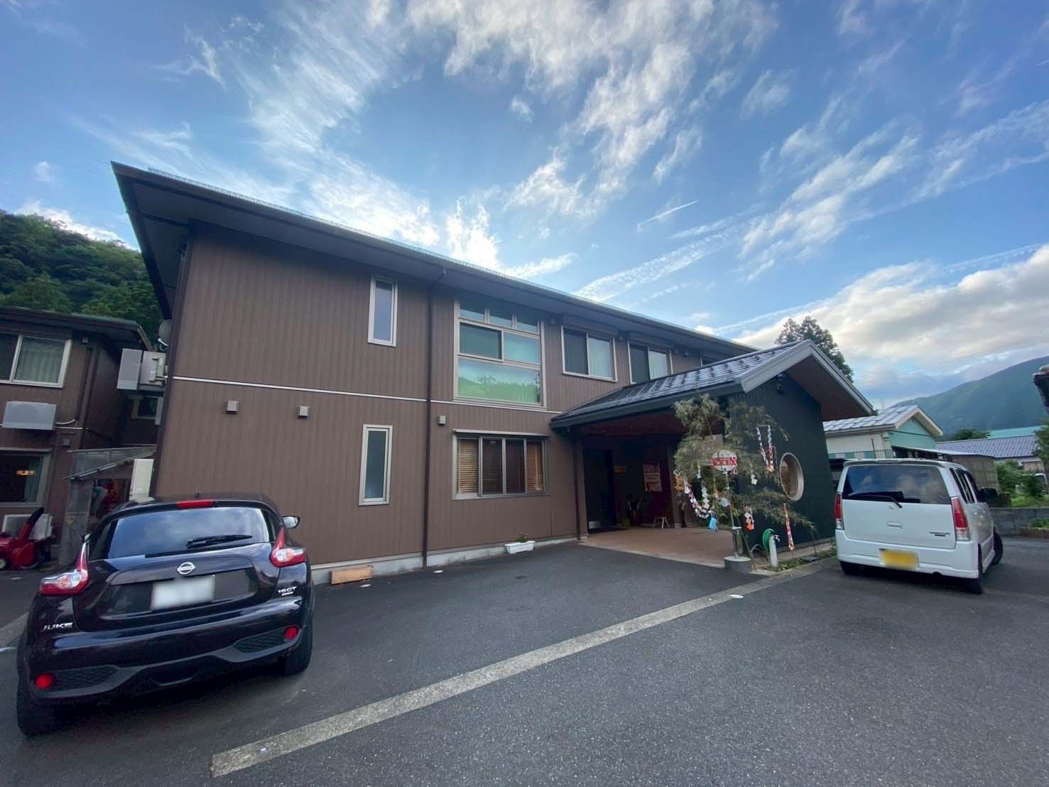 青空の下の建物外観