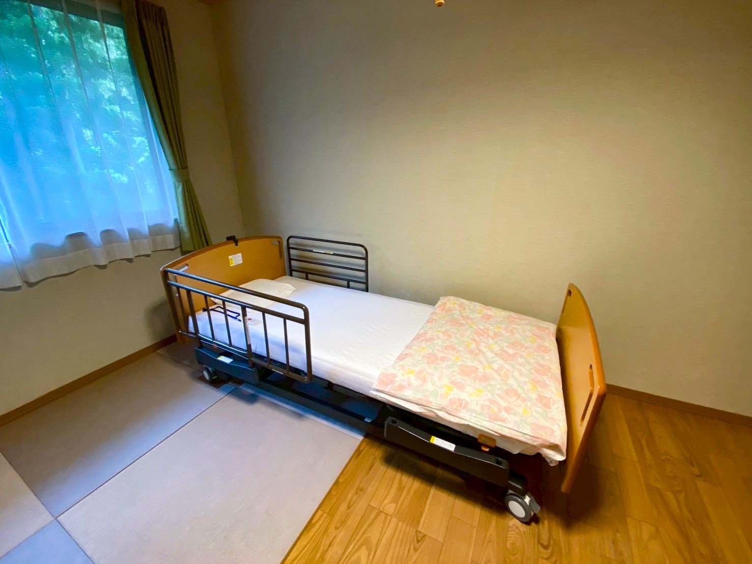 窓際のベッドルーム