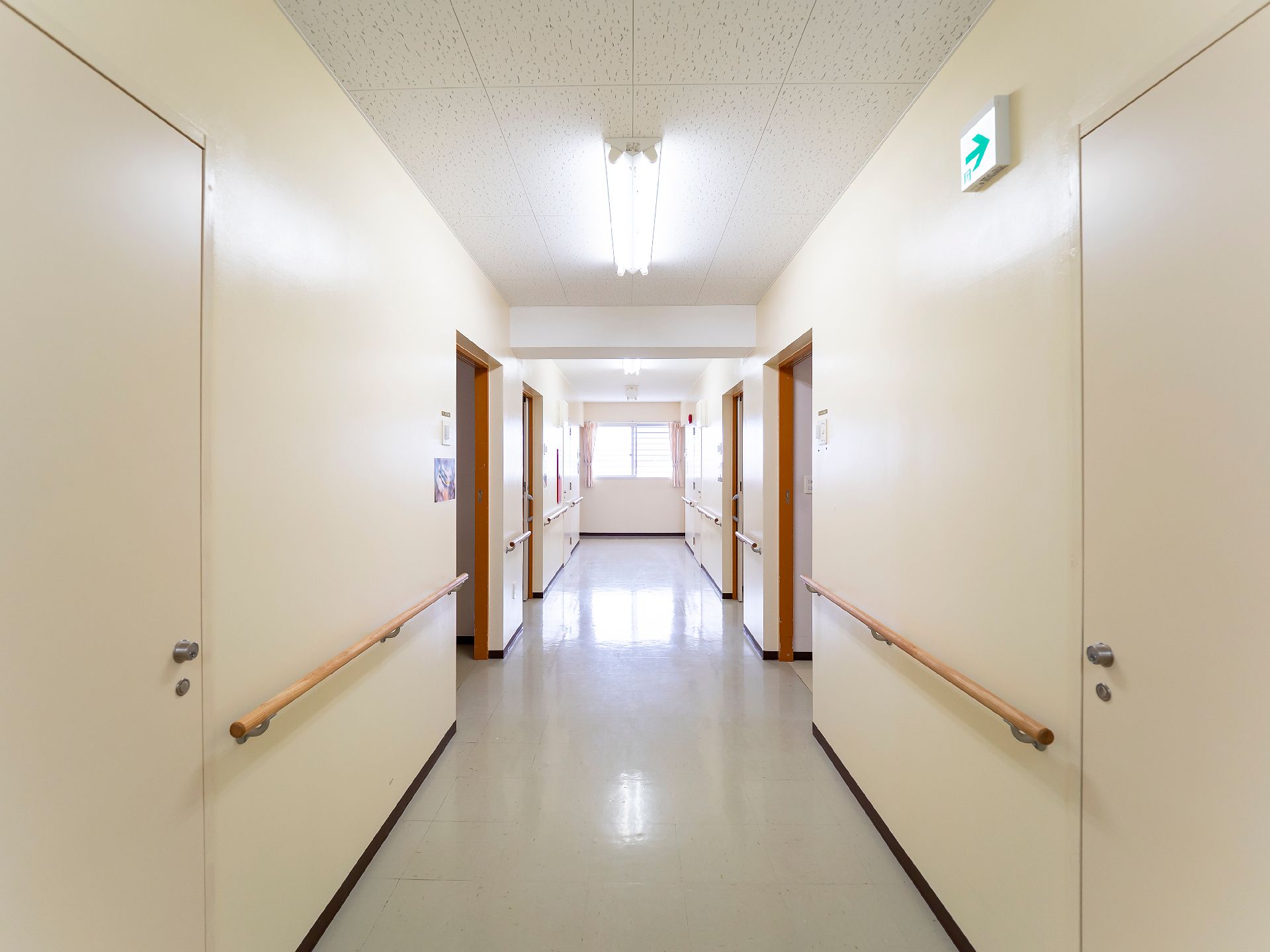 手すりが取り付けられ、段差のない廊下