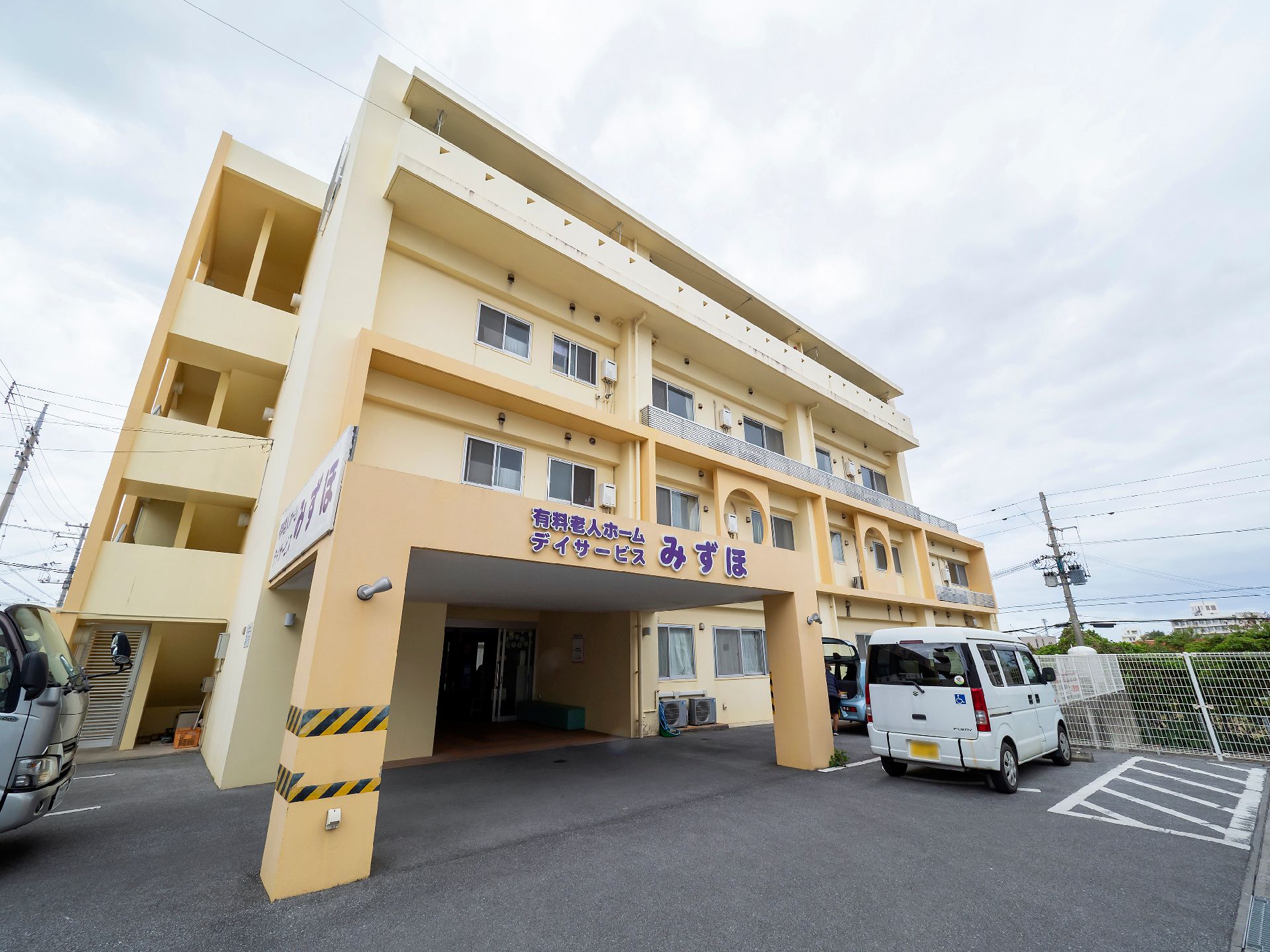 近隣に駐車場が設置されている介護施設の外観