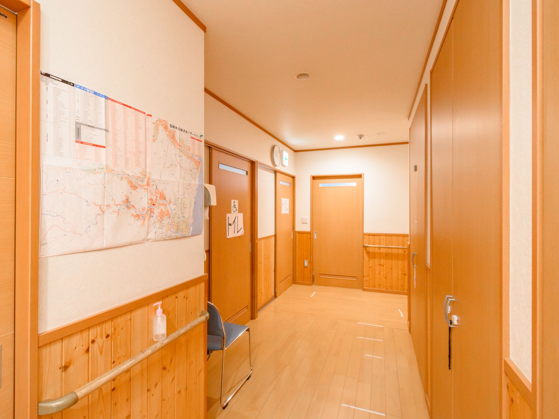手すりが行き渡り、段差ができる限り解消されている館内の廊下