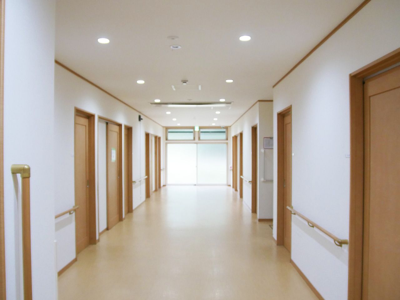 明るい廊下の風景