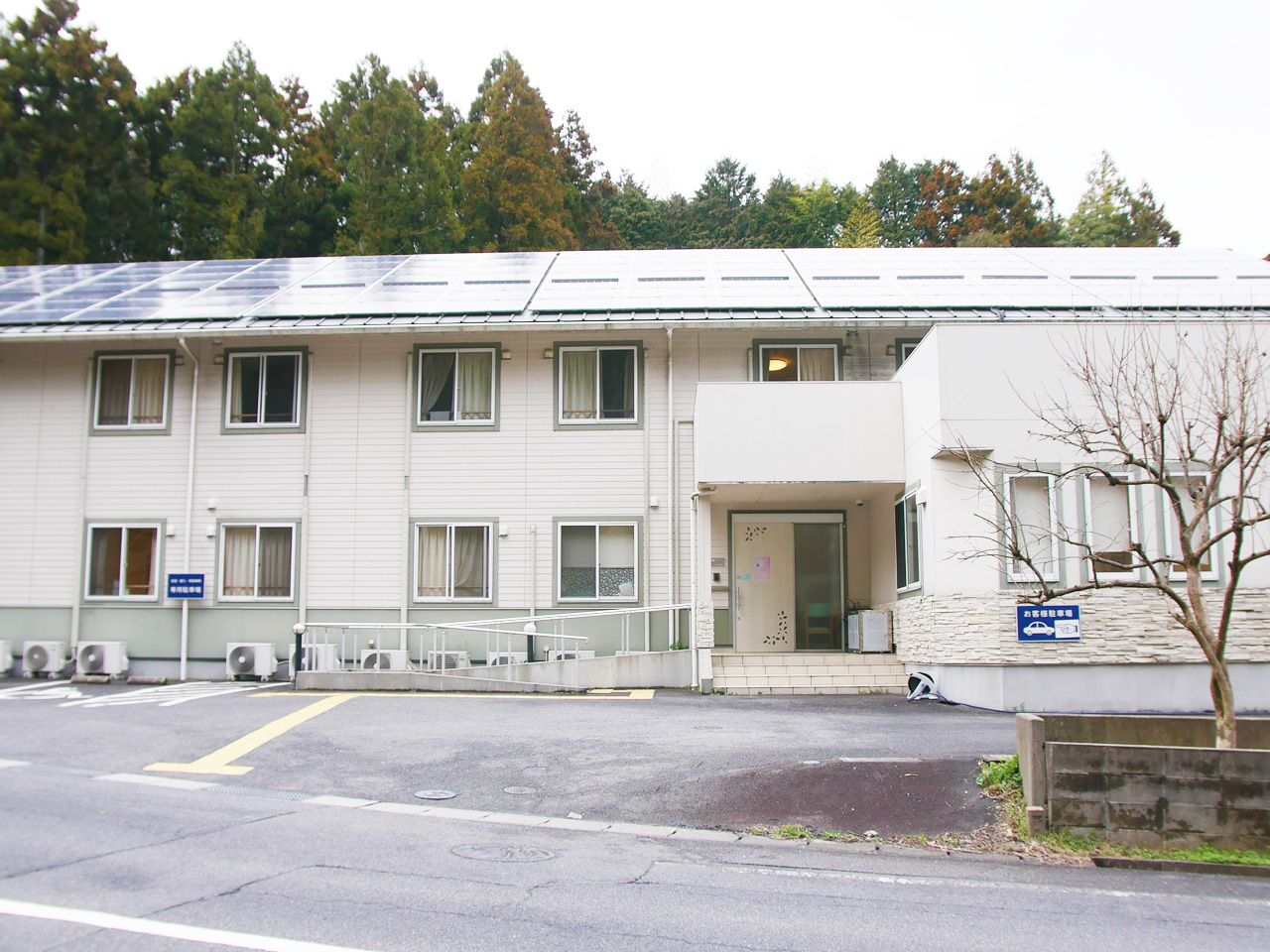 ゆったりとした入口の建物