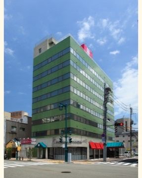 エクセレント両国ガーデンヒルズの外観。大きな商業施設のような施設外観。緑の外壁がおしゃれを演出しています。