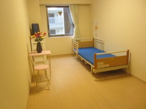 エクセレント両国ガーデンヒルズの居室。ご自宅より生活用品・家具を持ち込んでの居室環境をお作りいただけます。