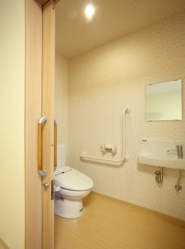 エクセレント両国ガーデンヒルズの多機能トイレ。居室内に設けたれた個人専用のトイレとなっております。
