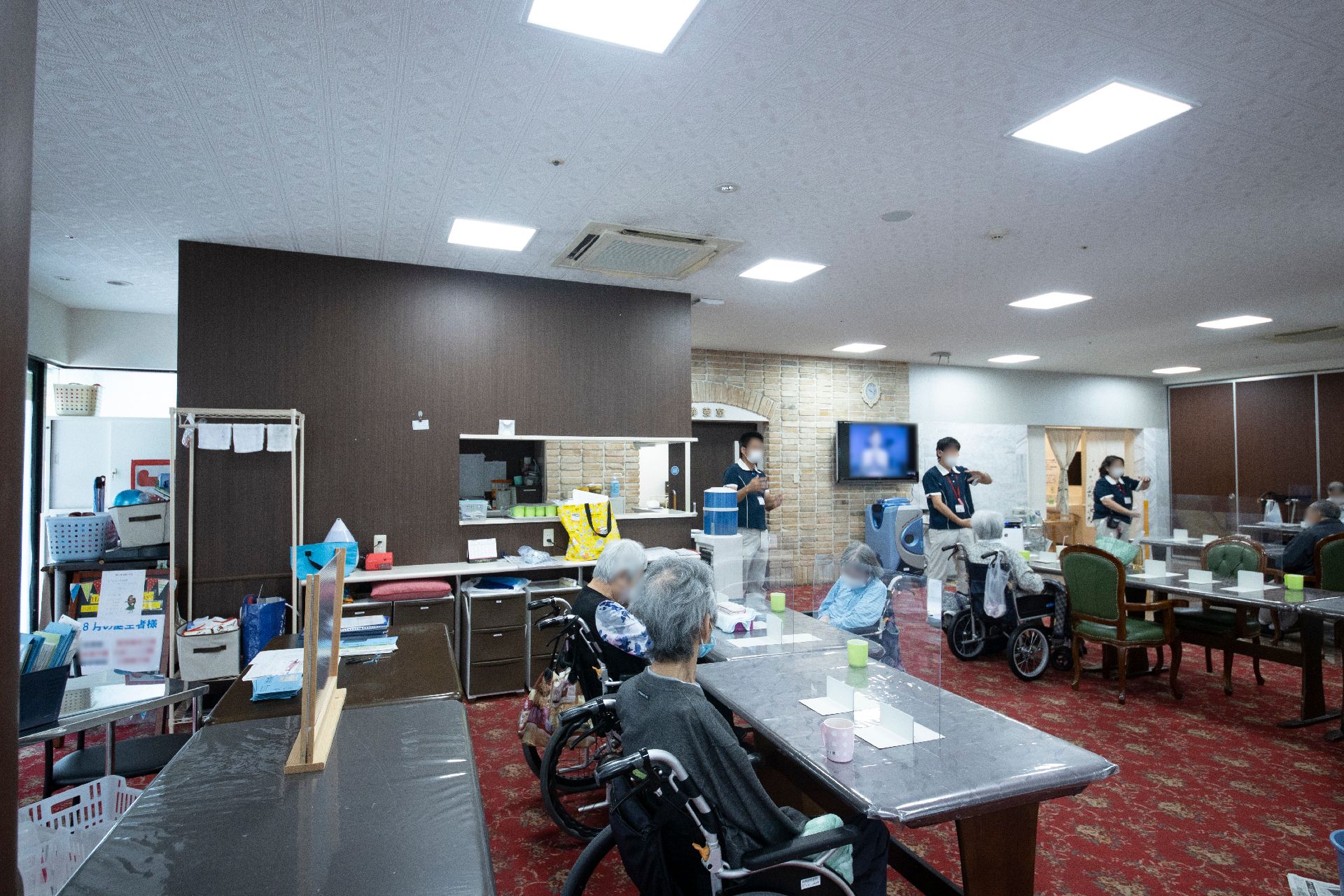 椅子とテーブルが設置されている共有スペース