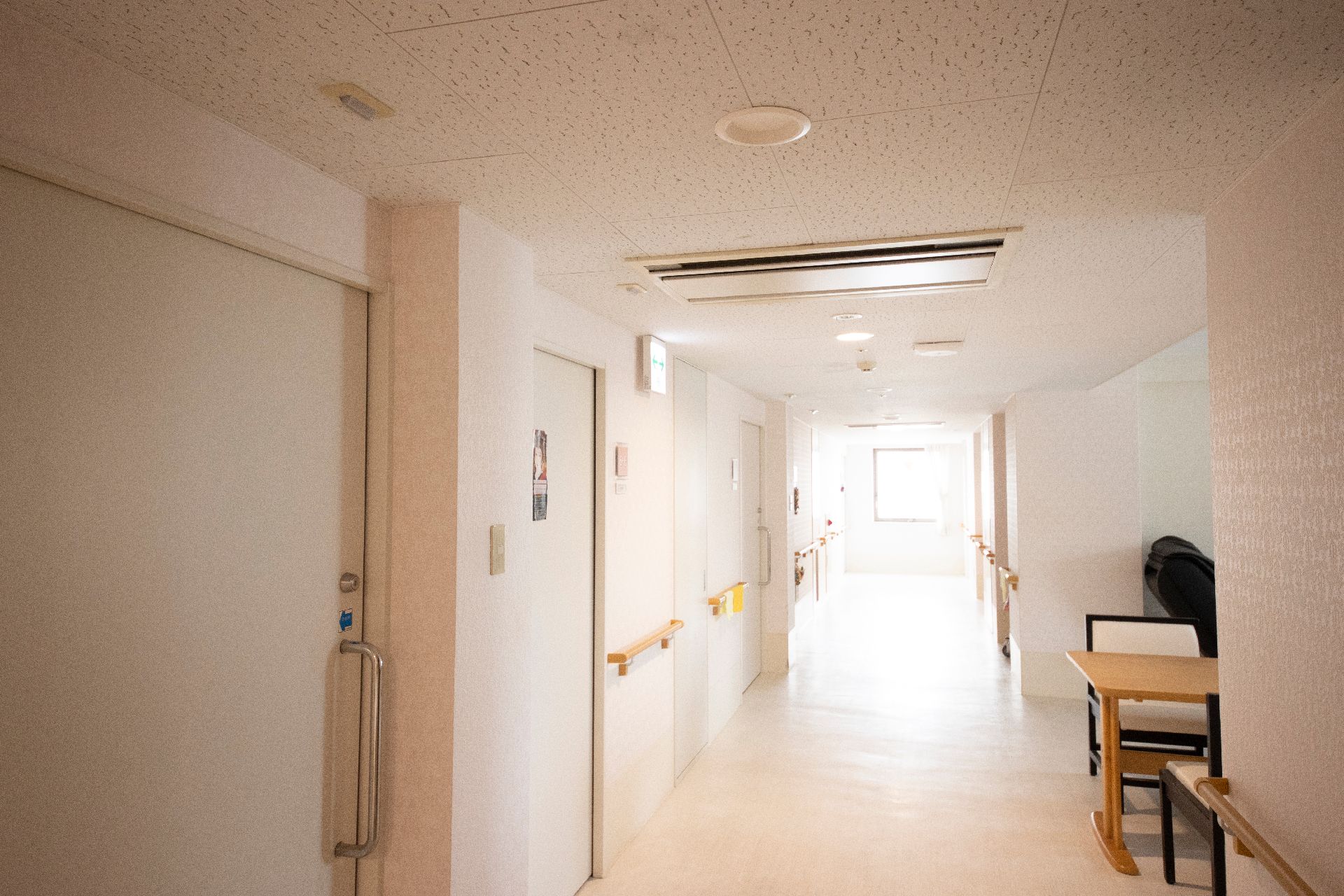 窓から日差しが差し込んでいる完全にバリアフリー化された廊下