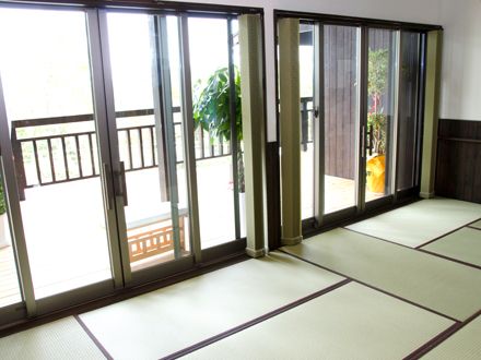 畳の部屋とベランダの様子。窓の向こうに景色が見えている