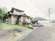 静かな田舎道と一軒家