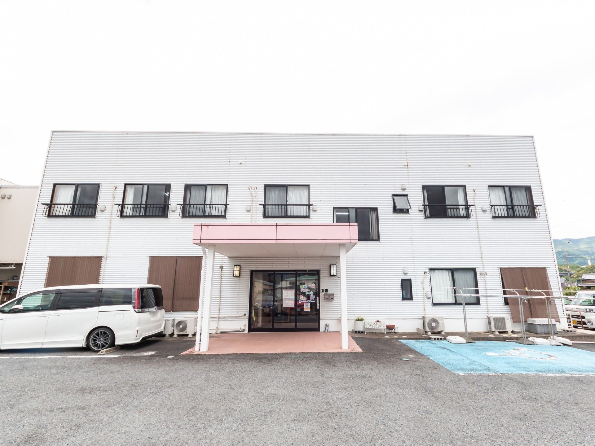 白い建物の入り口