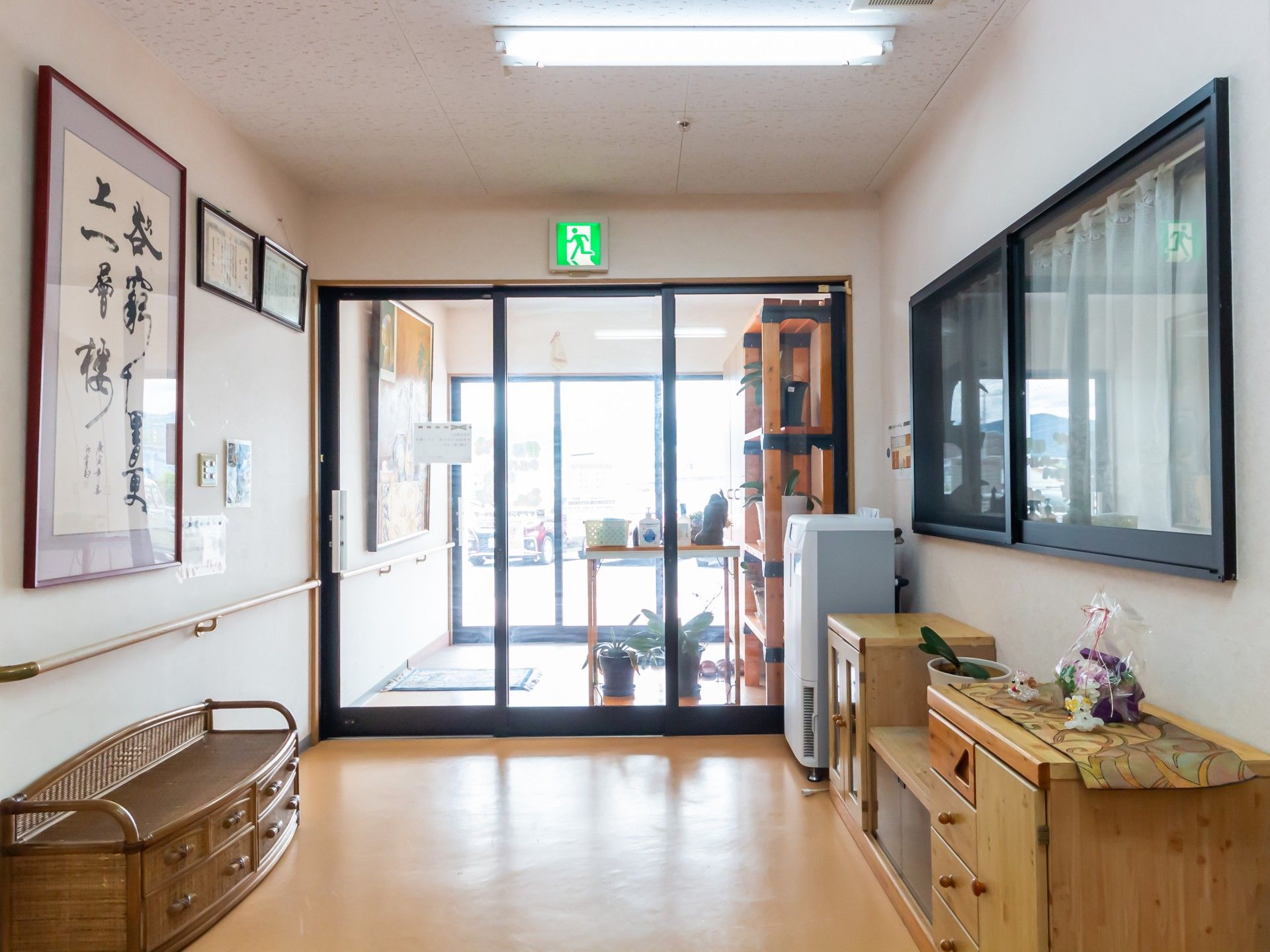 白い壁の安心できる建物
