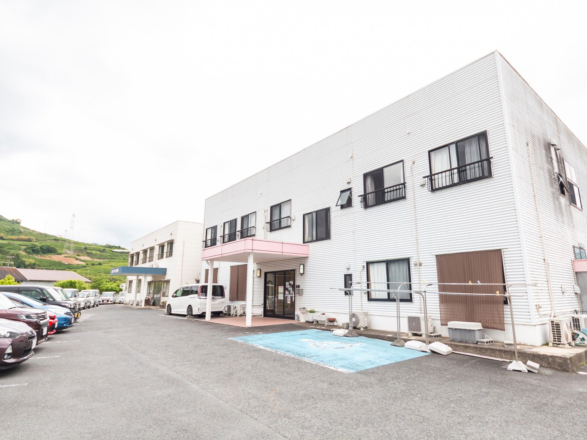ゆったりとした玄関のある建物