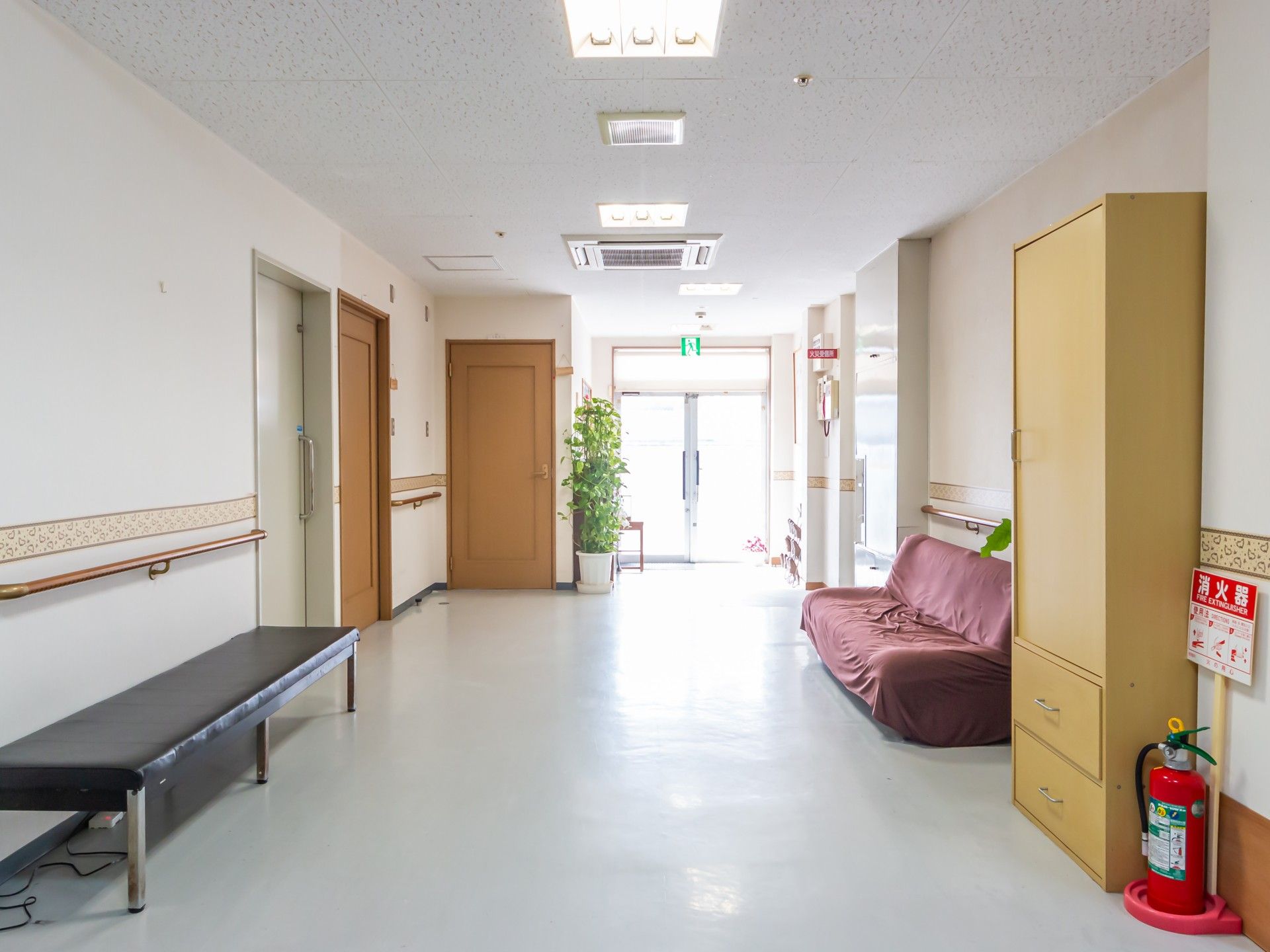 明るい廊下の風景