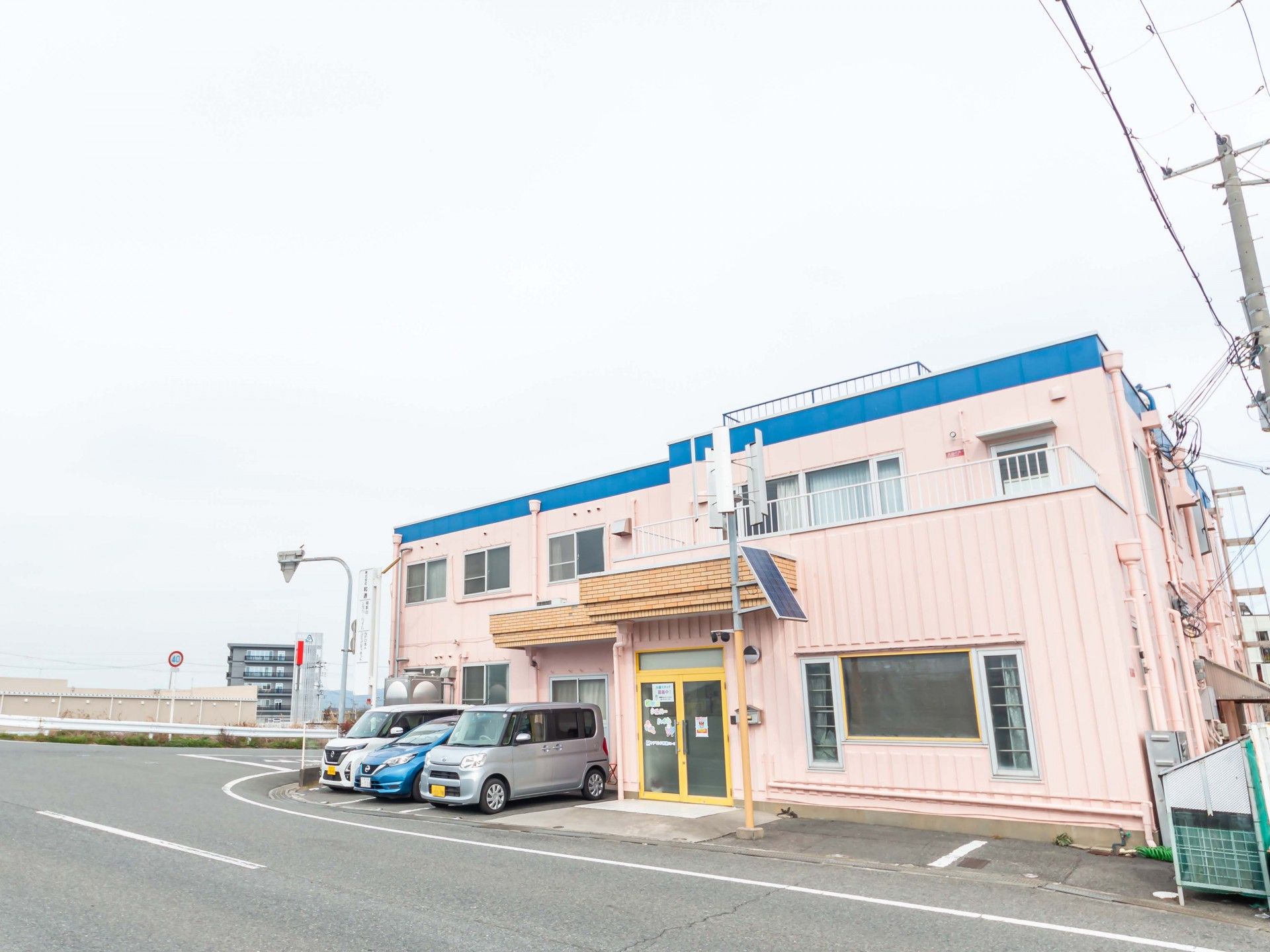 ピンクの建物外観
