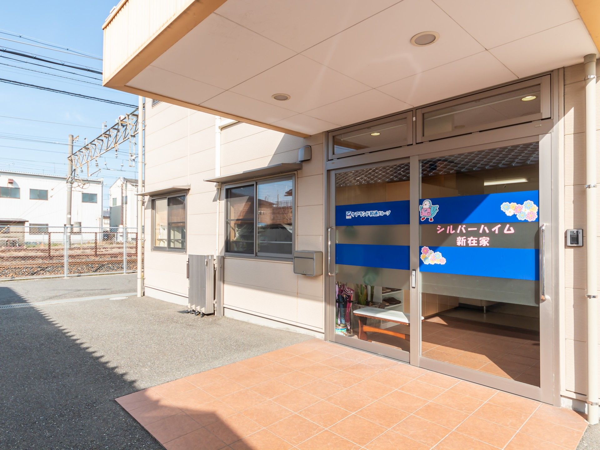 入口の明るい施設前面