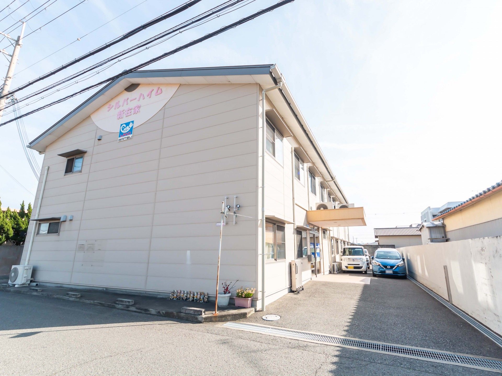 明るい外観の建物