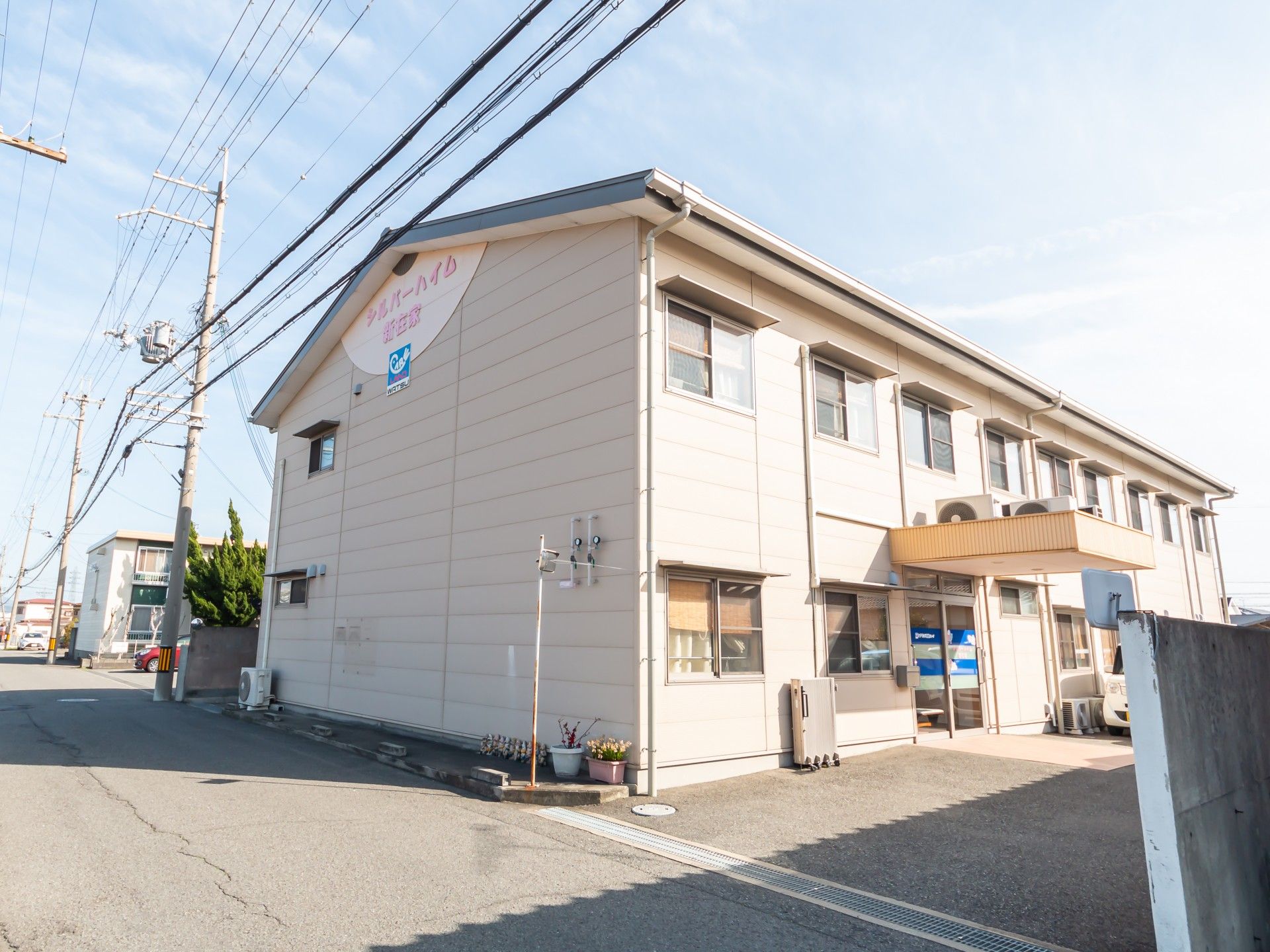 二階建てで白色を基調とした外観をしている施設。