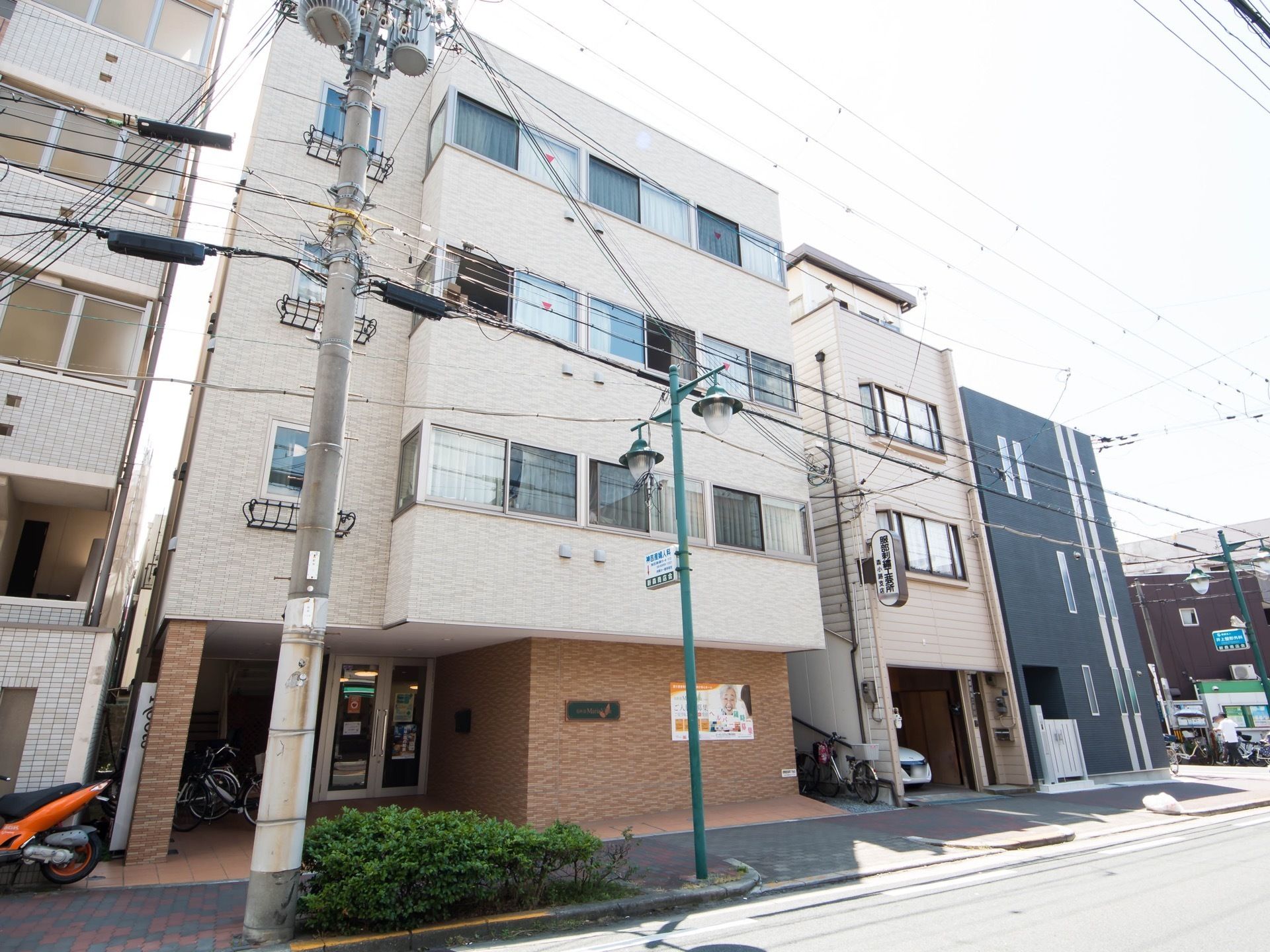 施設ビルの外観。定員は35名で、全ての居室が個室となっている。左の縦にへこんだところは階段が入っている。