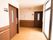 居住フロアには居室以外の部屋はない。各ドアは広く開くスライド式になっており、車椅子対応の構造となっている。