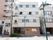 施設建物は５階建てのビルになっている。最上階は正面の道路からは見上げても見えない角度にあるが存在する。