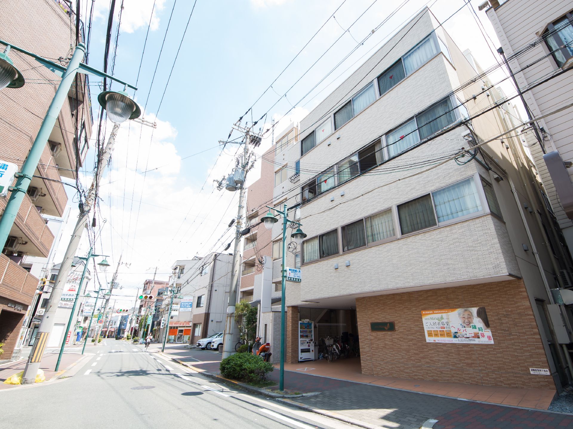 5階建ての建物はすっきりとした印象で、周りの景観にもよくなじんでいる。１階部分はレンガ調の外壁。