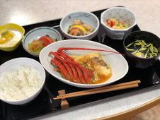 カニ料理をメインとし、小さな小鉢が並んだ黒いトレー。