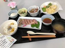 天ぷらや吸い物、肉料理や炊き込みご飯などが並んでいる。彩りも美しい。