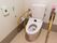 温水洗浄機能付きの便座が採用されており、トイレの両サイドに手すりがある。壁にはナースコールがかかっている。