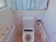 介護施設の明るいトイレの一室