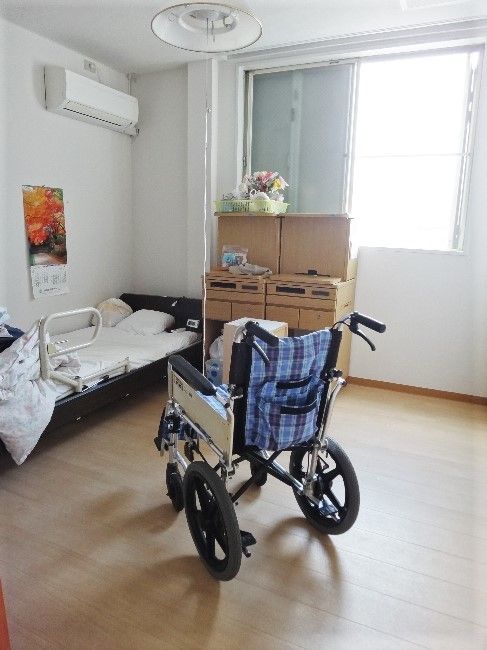 車いすと物置が置いてある施設内の居室の様子。度樹立した個室の写真