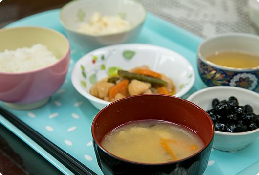 野菜の煮物や黒豆、ご飯と味噌汁のセット