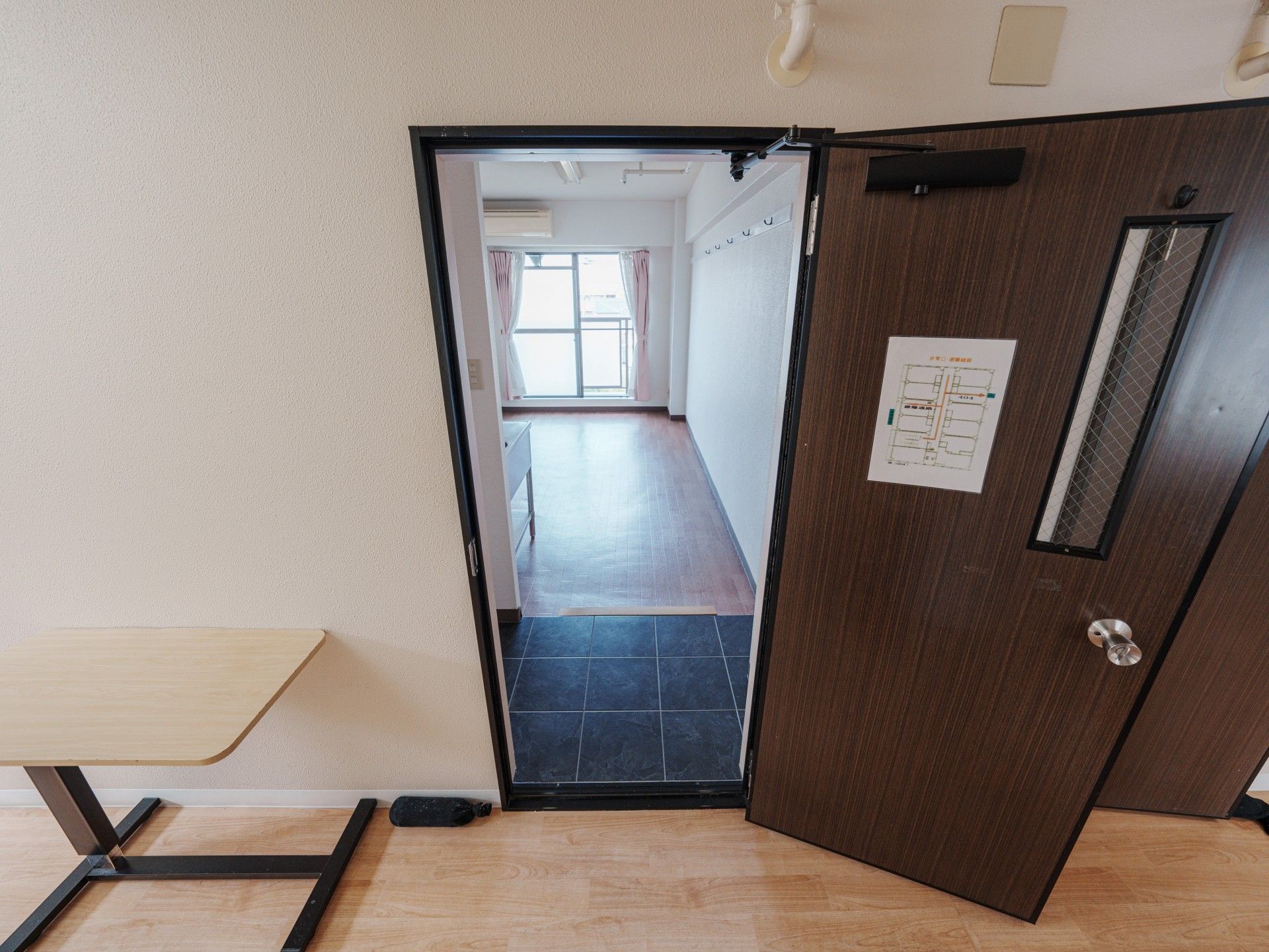 明るい居室の入口