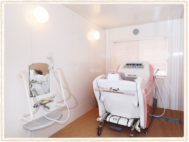 車いすに座ったまま浴槽の中に入ることができ、負担少なく入浴できる機械浴を設置している浴室。