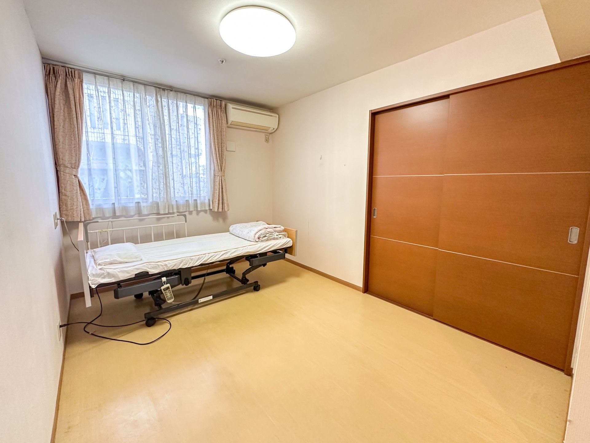 シンプルな個室の様子