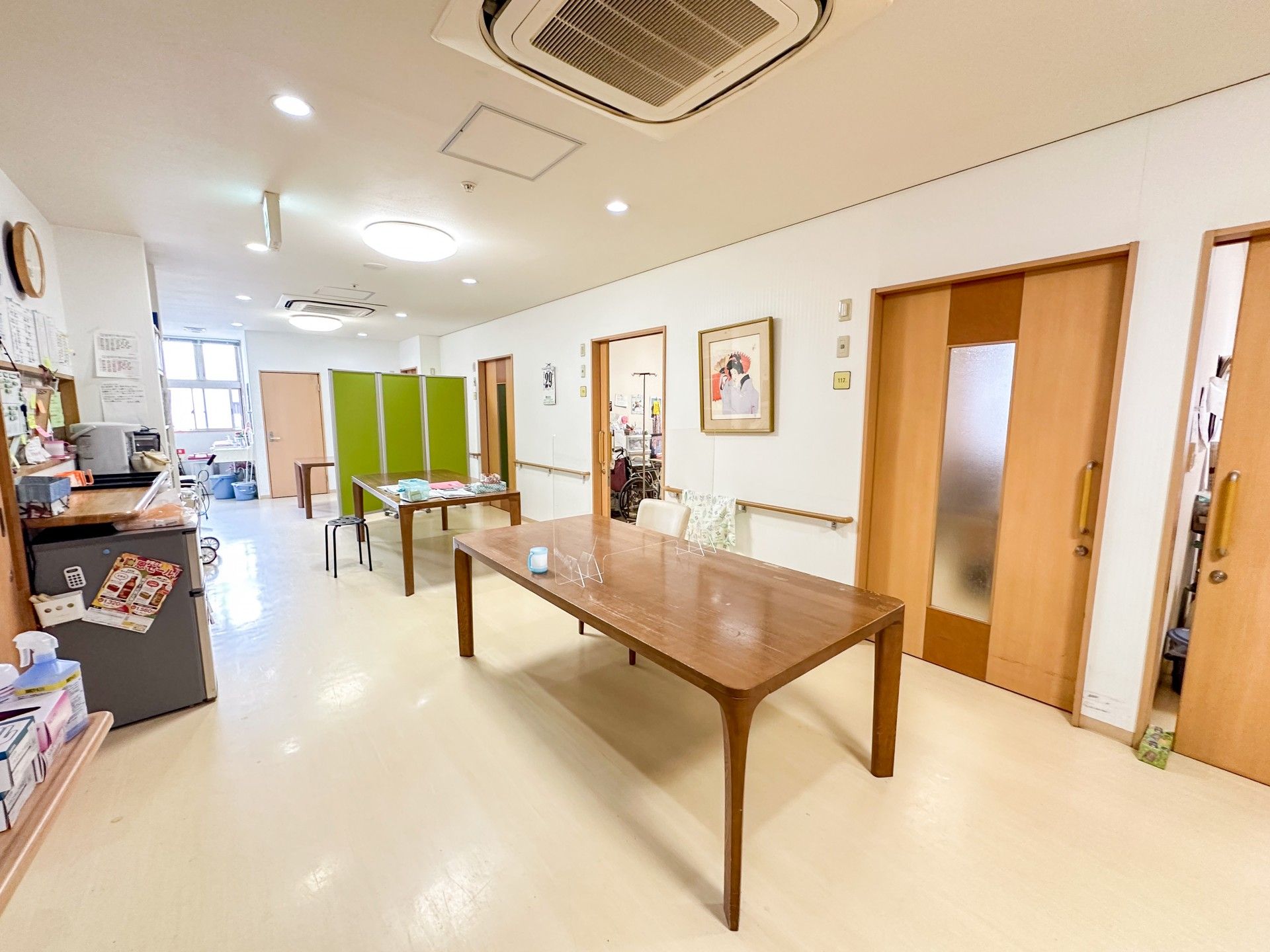 広いテーブルのある部屋