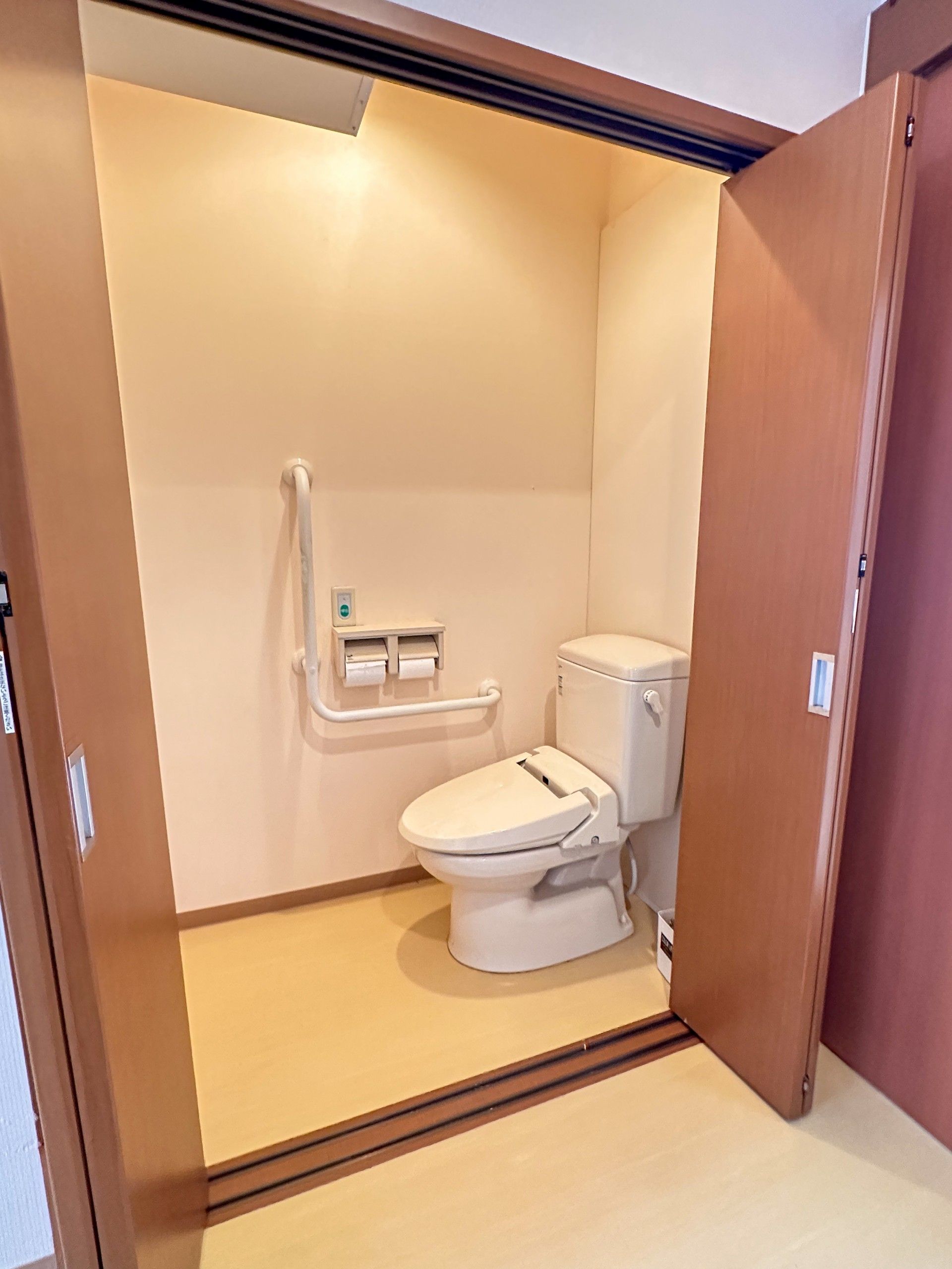 手すり付きのトイレ