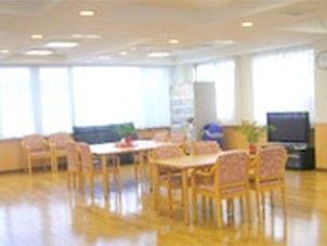ダイニングテーブルが複数並んだ食堂。日当たりがよく清潔感あふれるスペース。