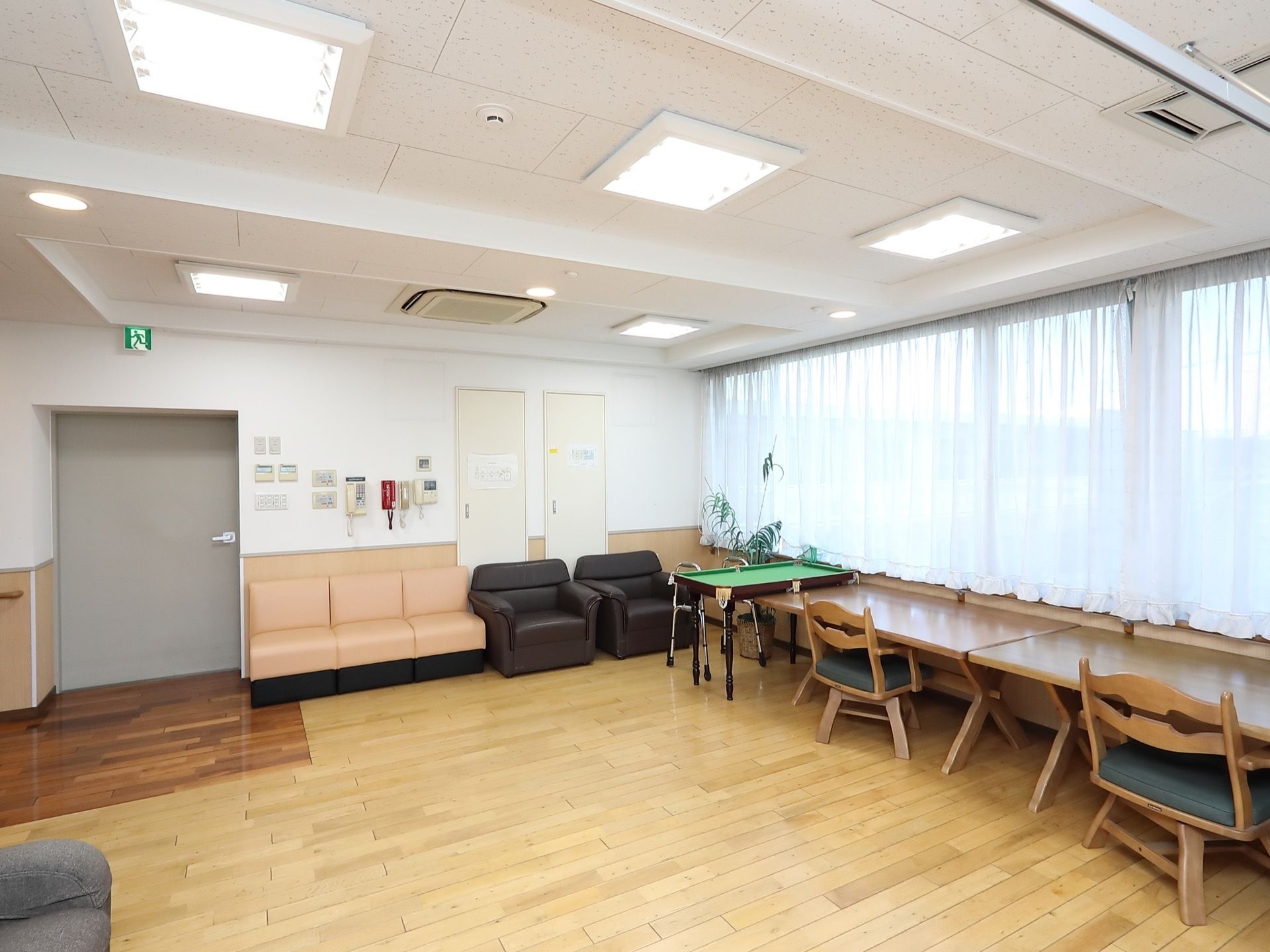 広さを確保した談話スペースである。ゆったりと腰掛けられるソファーが置かれ、壁には緊急時用のインターホンが設置されている。