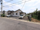 住宅街に囲まれた静かな道