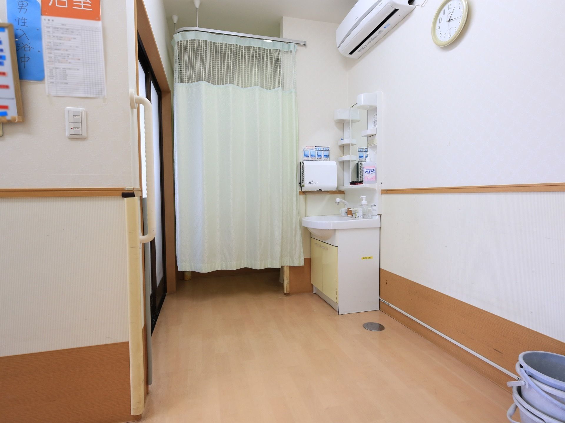 洗面台が廊下に設置されている。ペーパータオルがあるので手を清潔に保つことができる。エアコンがかかっている。