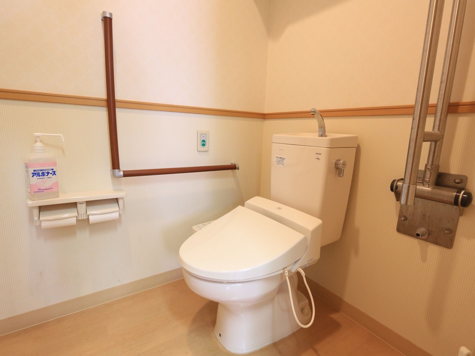 清掃が行き届いたきれいなトイレである。可動式も含め、複数の手すりが設置されており、つかまりながら利用することができる。