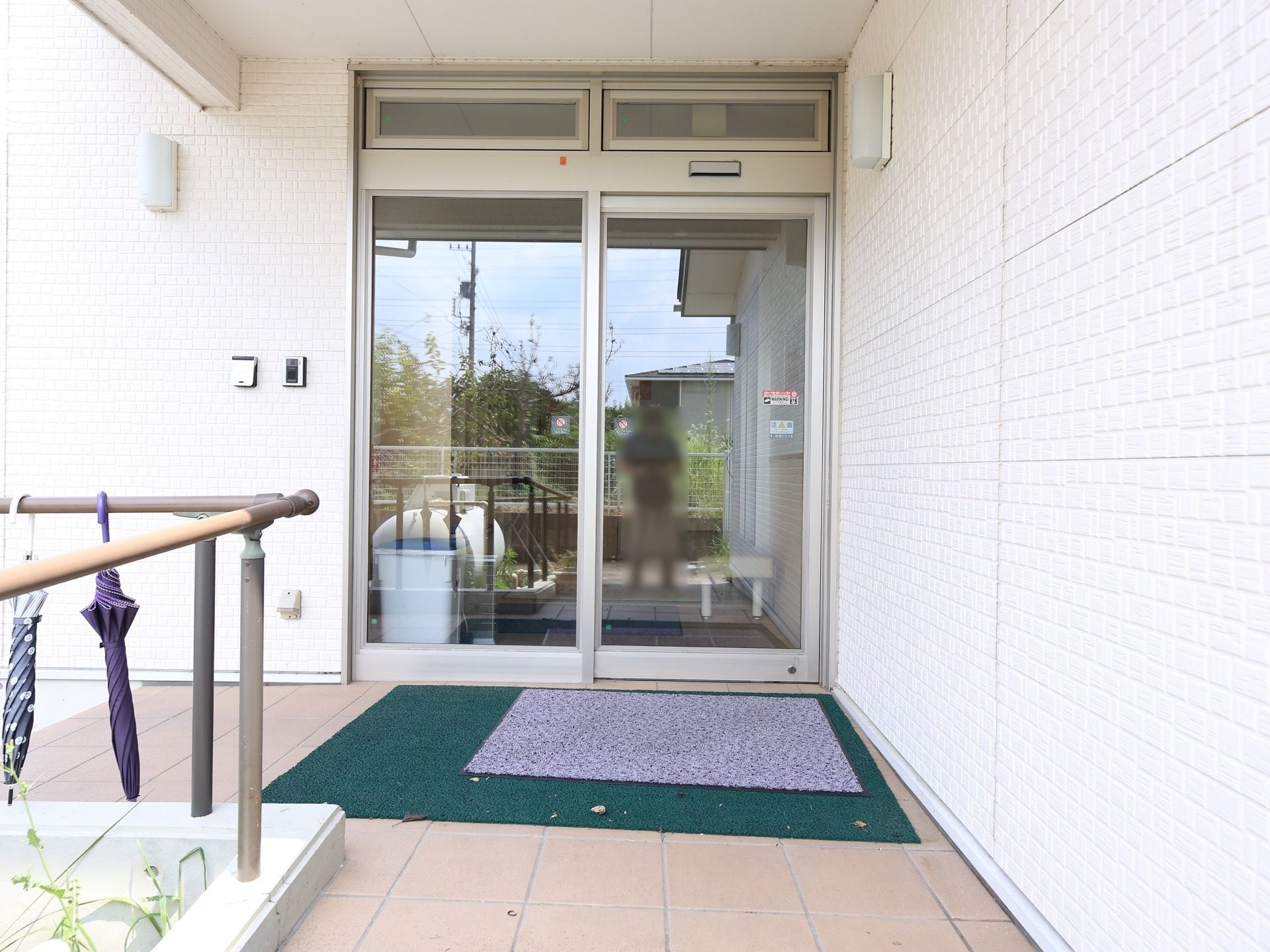 玄関前のスペースには大きな屋根がある。雨の日も、濡れることなく施設内に出入りすることができる。