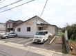 施設の玄関までは、ゆるやかなスロープがある。建物のそばには木々が植えられており、自然に触れながら過ごすことができる。