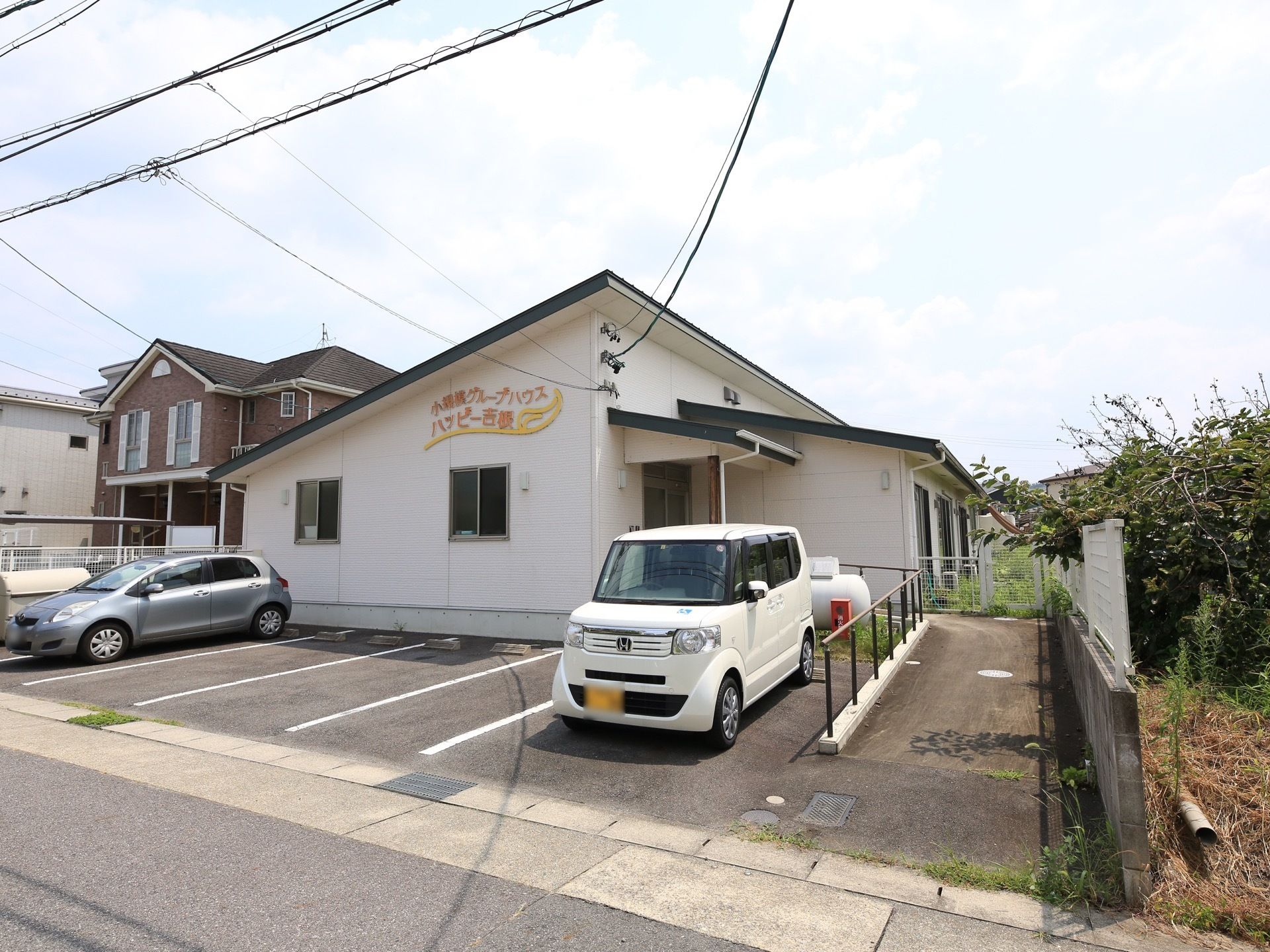 明るい外観の建物外観